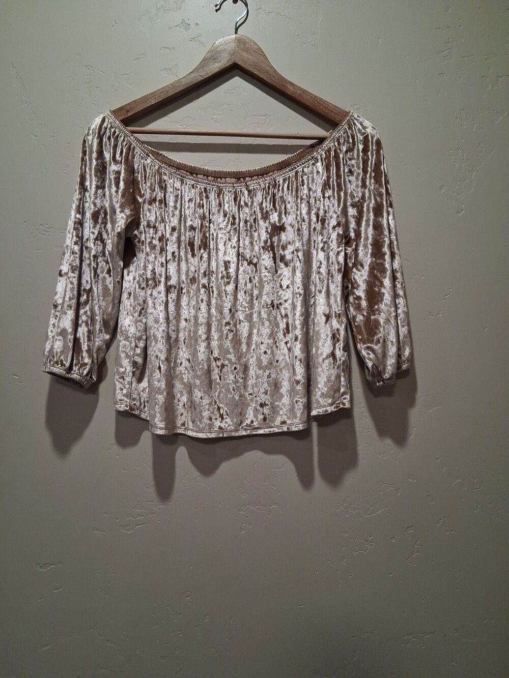 Hollister Women's Size L Crushed Velvet Tan 3/4 Sleeve Crop Top Stretch Y2K Vibe